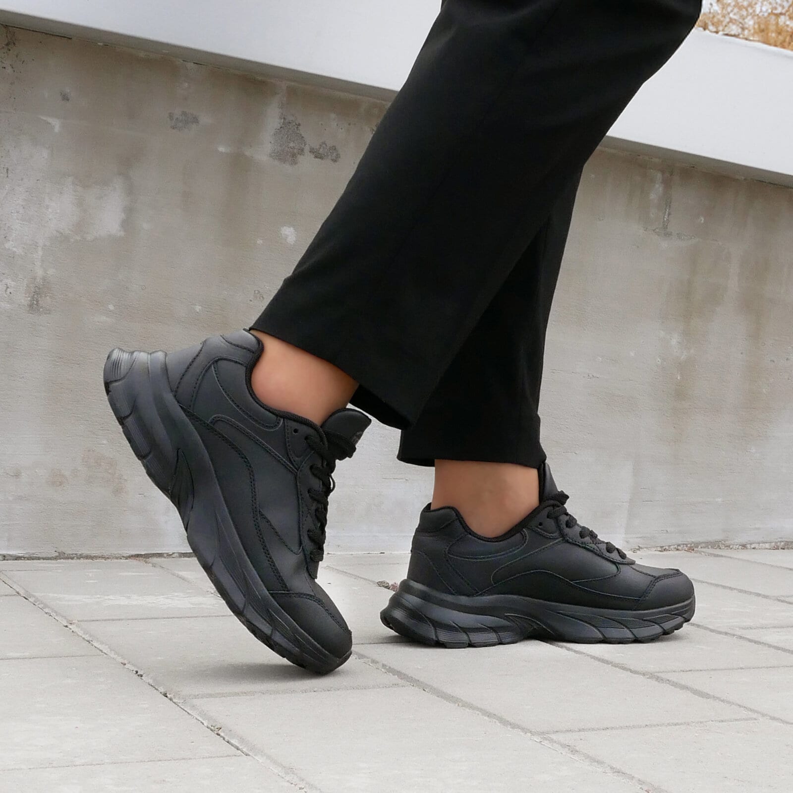 https://www.myfeet.no/pub_docs/files/arbetsskor-helsvarta.jpg