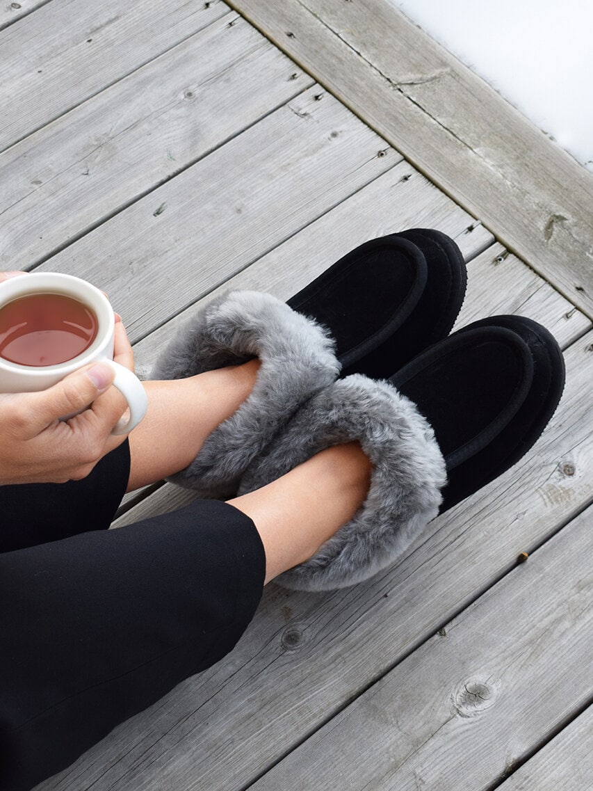 https://www.myfeet.no/pub_docs/files/julklappstips-fluffiga-farskinnstofflor.jpg