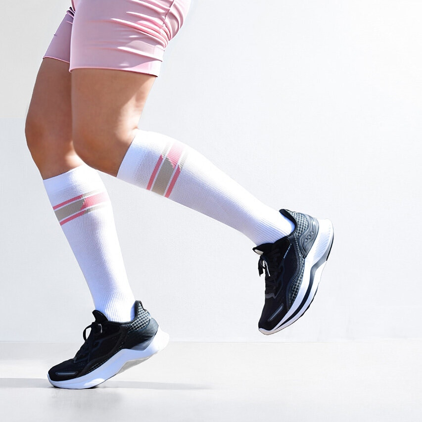 https://www.myfeet.no/pub_docs/files/sportstrumpor-lyocell-beige-rosa.jpg