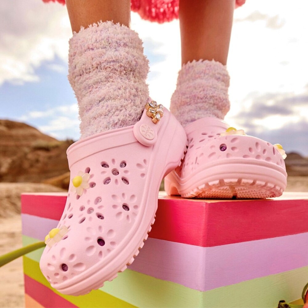 Crocs-flora-cut-out-pink-milk-bred-läst.jpg