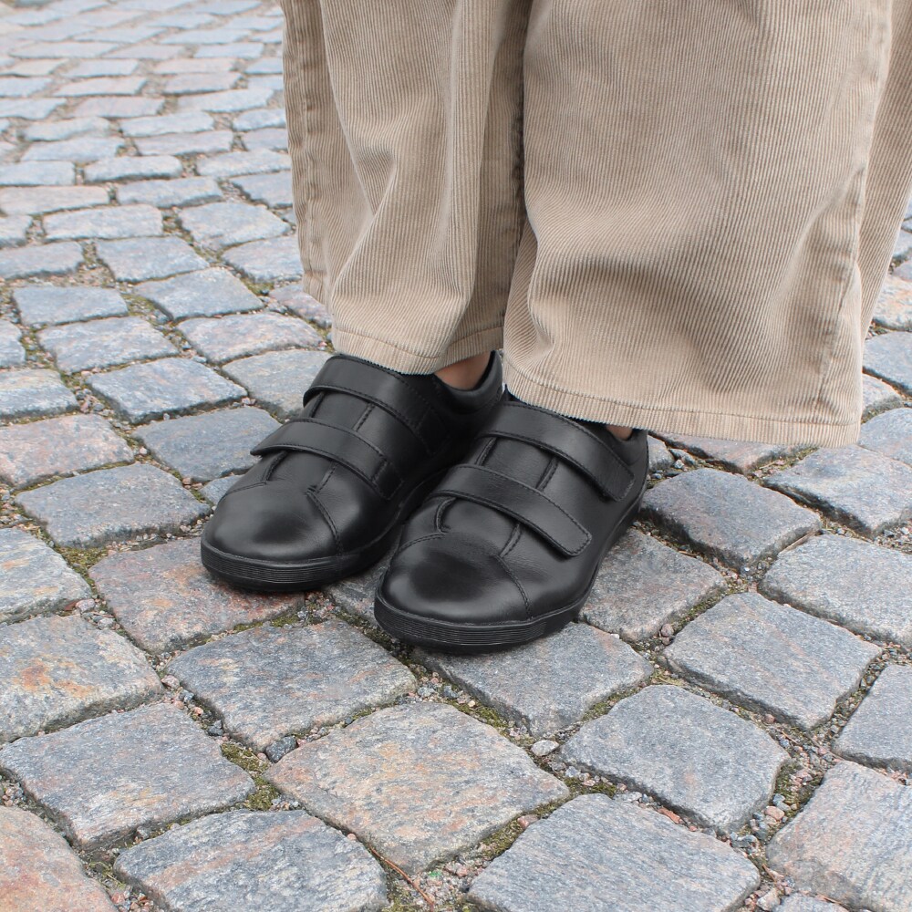 Minfot-Aveny-Skinn-damsneaker-med-kardborreband-svart-hålfotsstöd.jpg