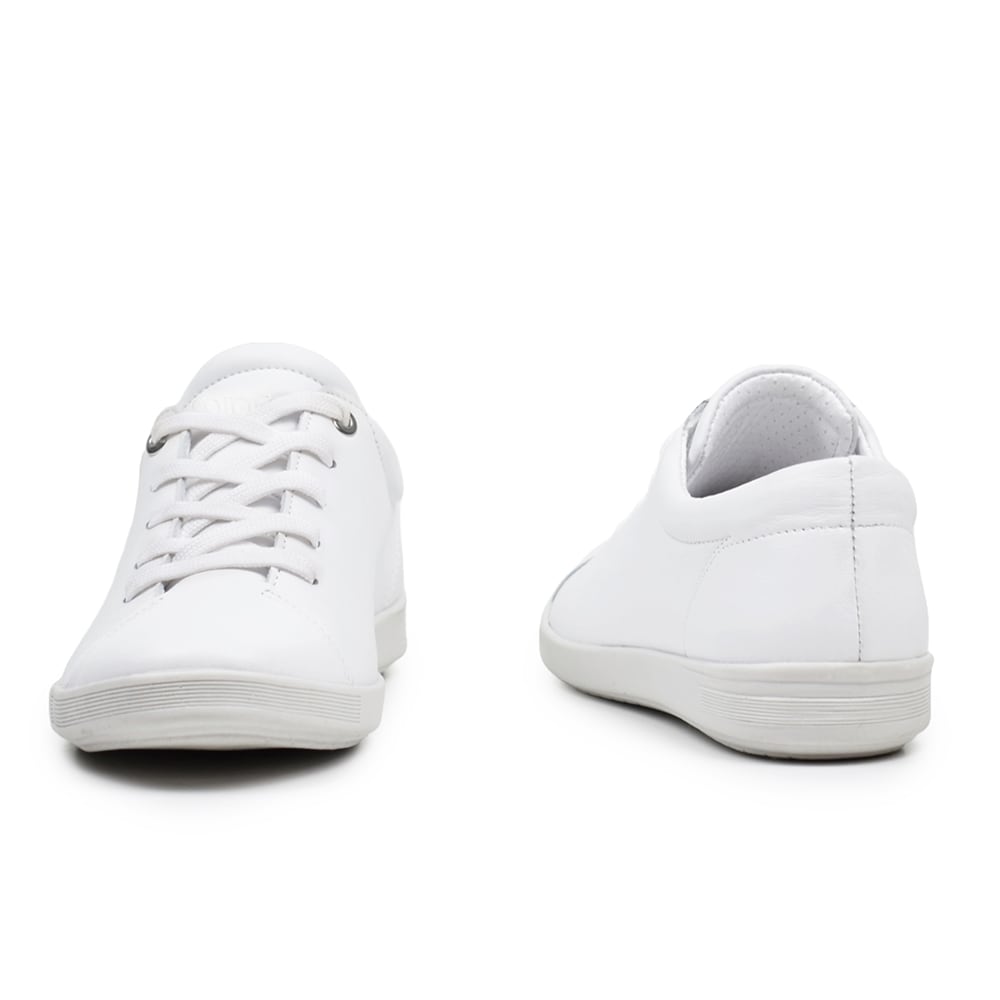 Minfot-Aveny-Vita-mjuka-sneakers-i-vitt-skinn.jpg