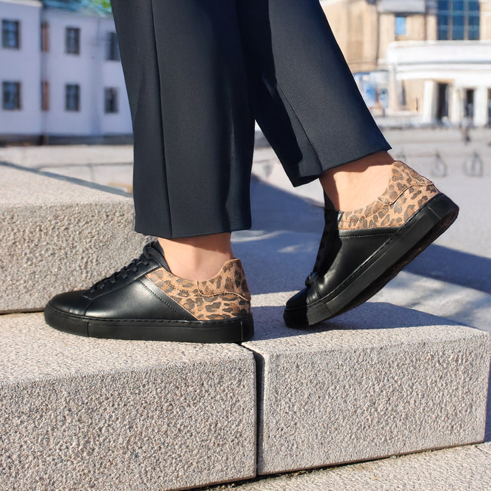 Minfot-Comfort-Sneakers-Skinn-Leopard-Svart-vardagskomfort-djurmönster-trendiga.jpg
