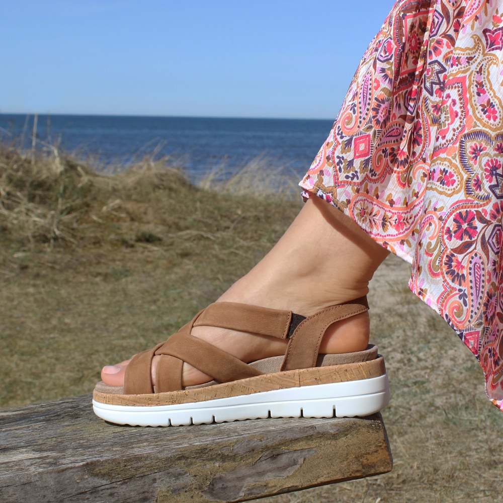 Minfot-Remsandaler-Sami-Nubuck-Tan-elastisk-resår-kork.jpg