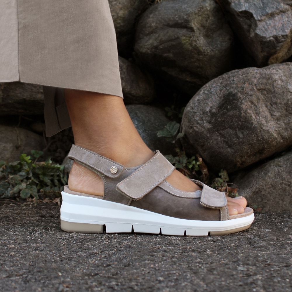 Minfot-Sandal-Komfort-Bea-Hälrem-Stretch-Mocka-Beige-kardborre-justerbar-passform-kilklack.jpg