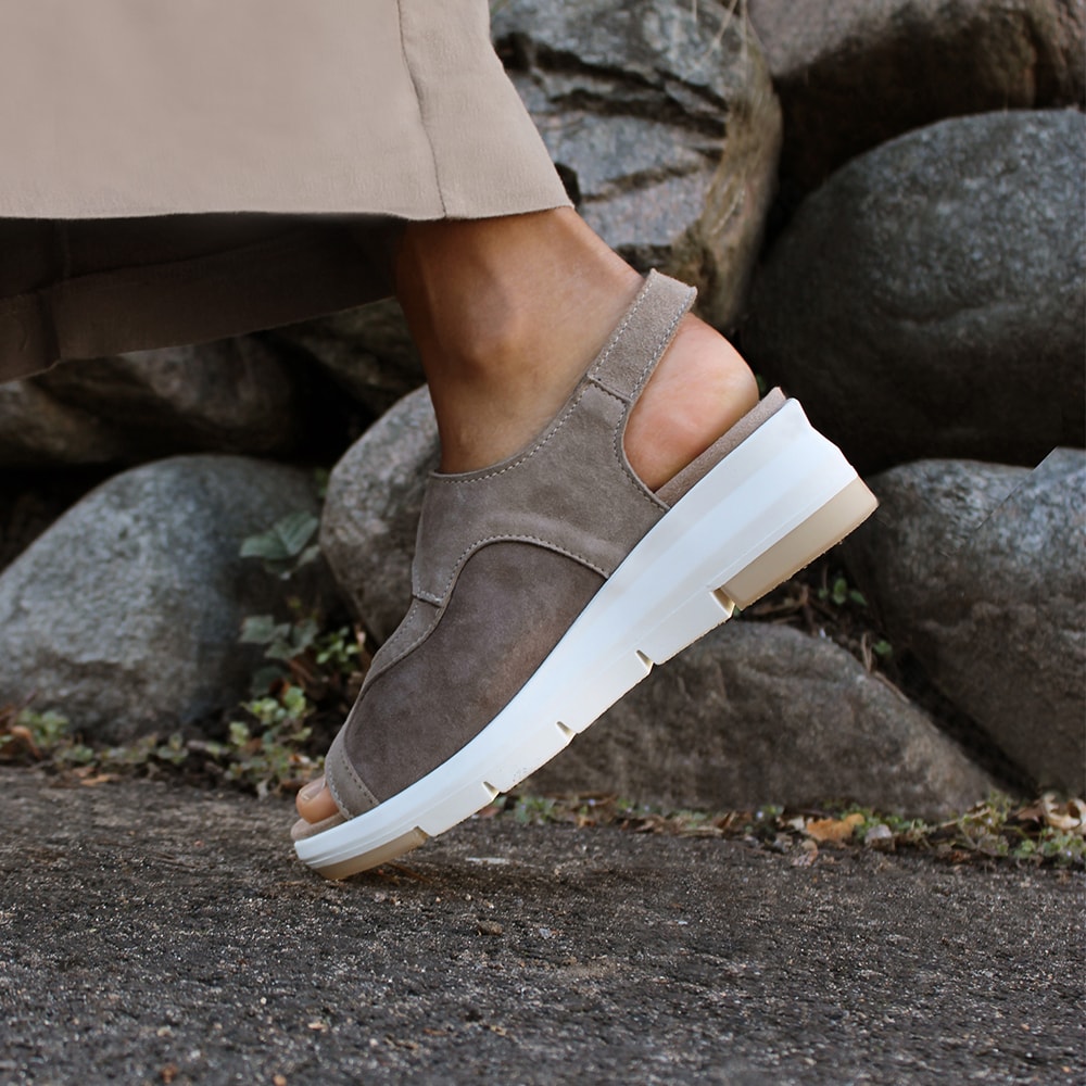 Minfot-Sandal-Komfort-Bea-Hälrem-Stretch-Mocka-Beige-mjuk-fotbädd-hallux-valgus.jpg