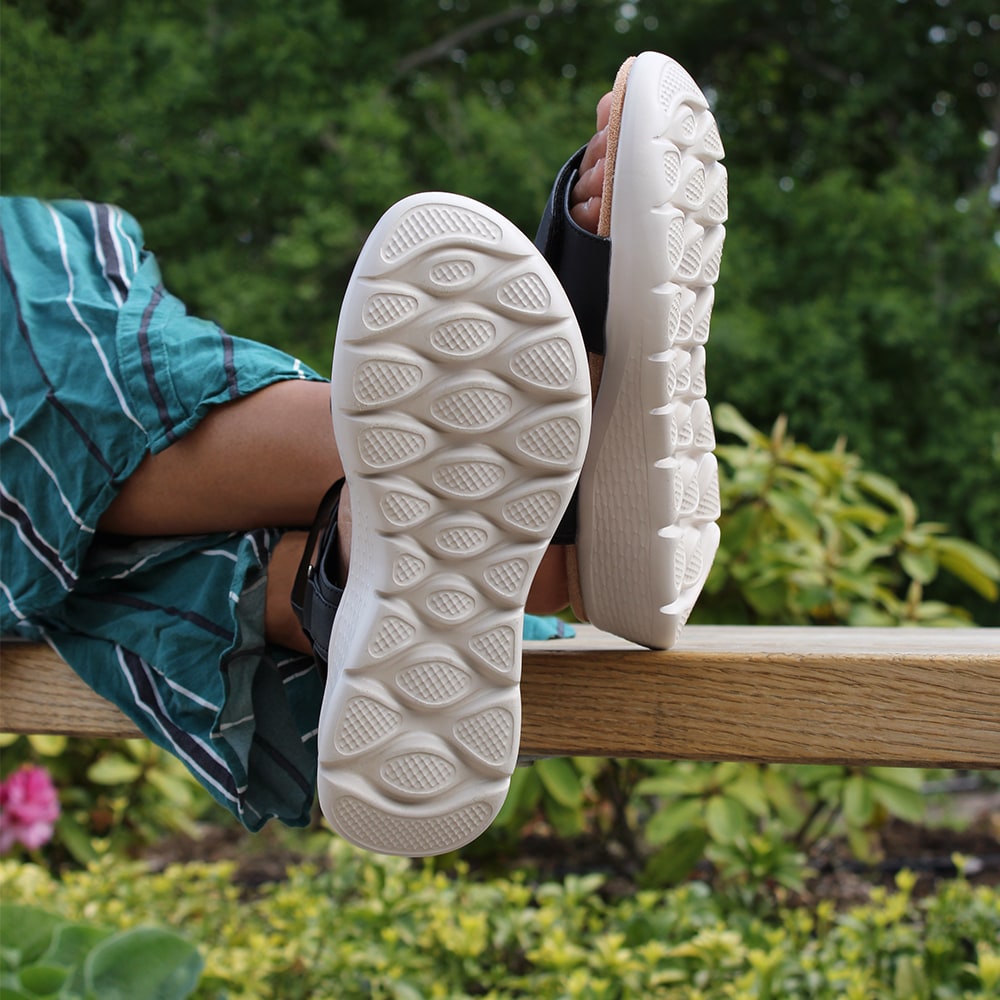 Minfot-Sandaler-Cloudlite-Joy-Svart-dämpande-sula-kilklack-stilren-design.jpg