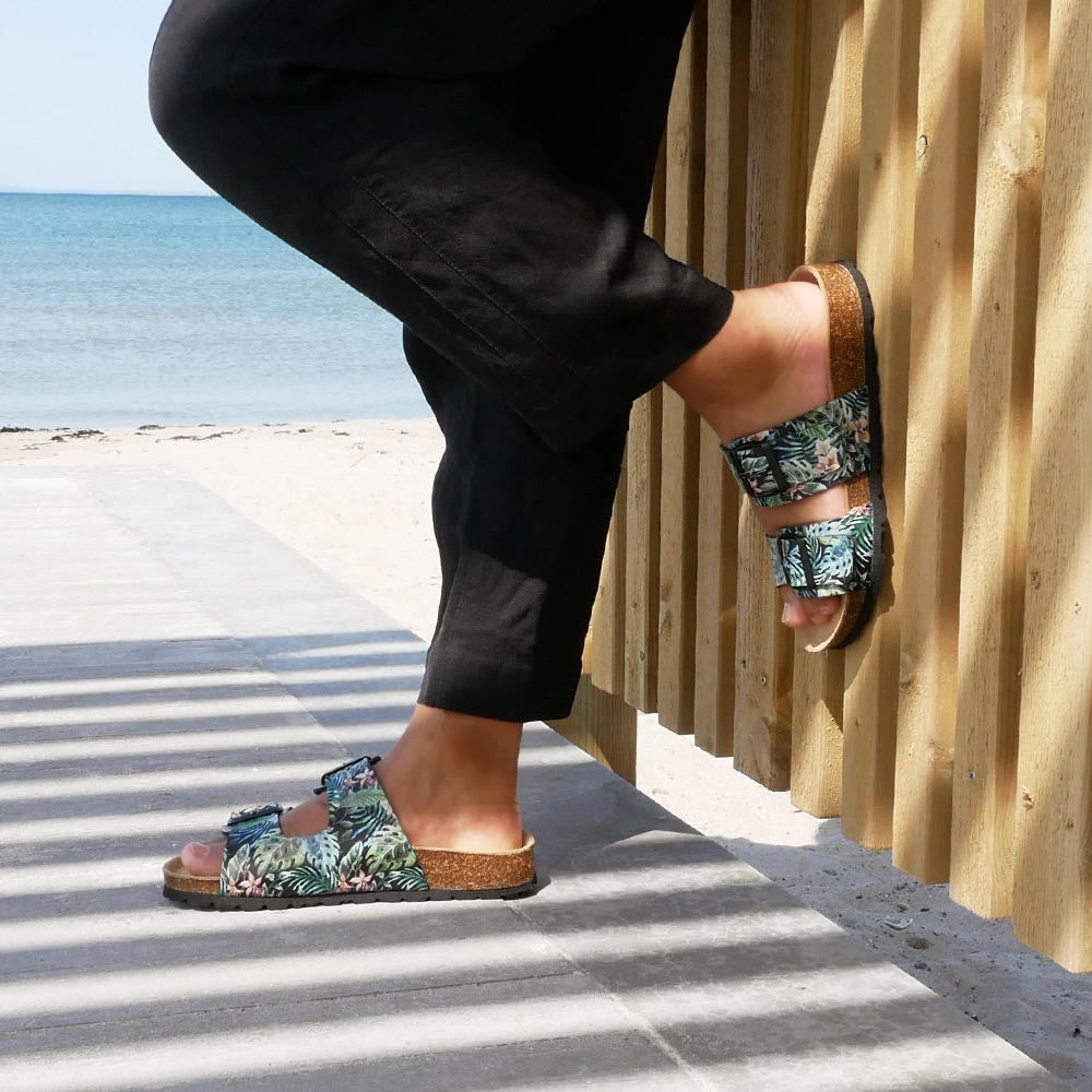 Minfot-Sandaler-Softstep-Tropical-Glow-reglerbara-remmar-svarta-spännen.jpg