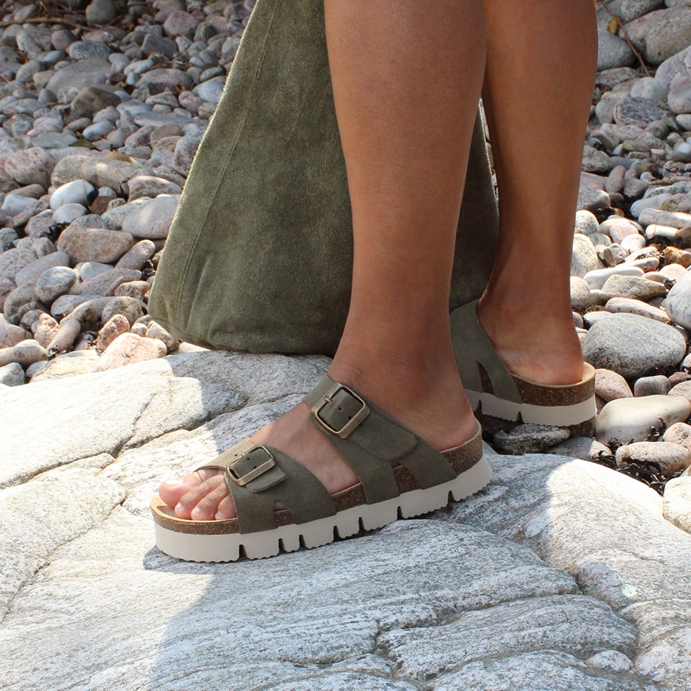 Minfot-Sommarsandaler-Upstep-Lill-Mocka-Grön-guldfärgade-spännen.jpg