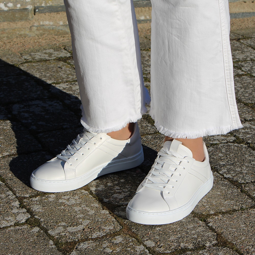 Minfot-comfort-helvita-sneakers-skinn.jpg