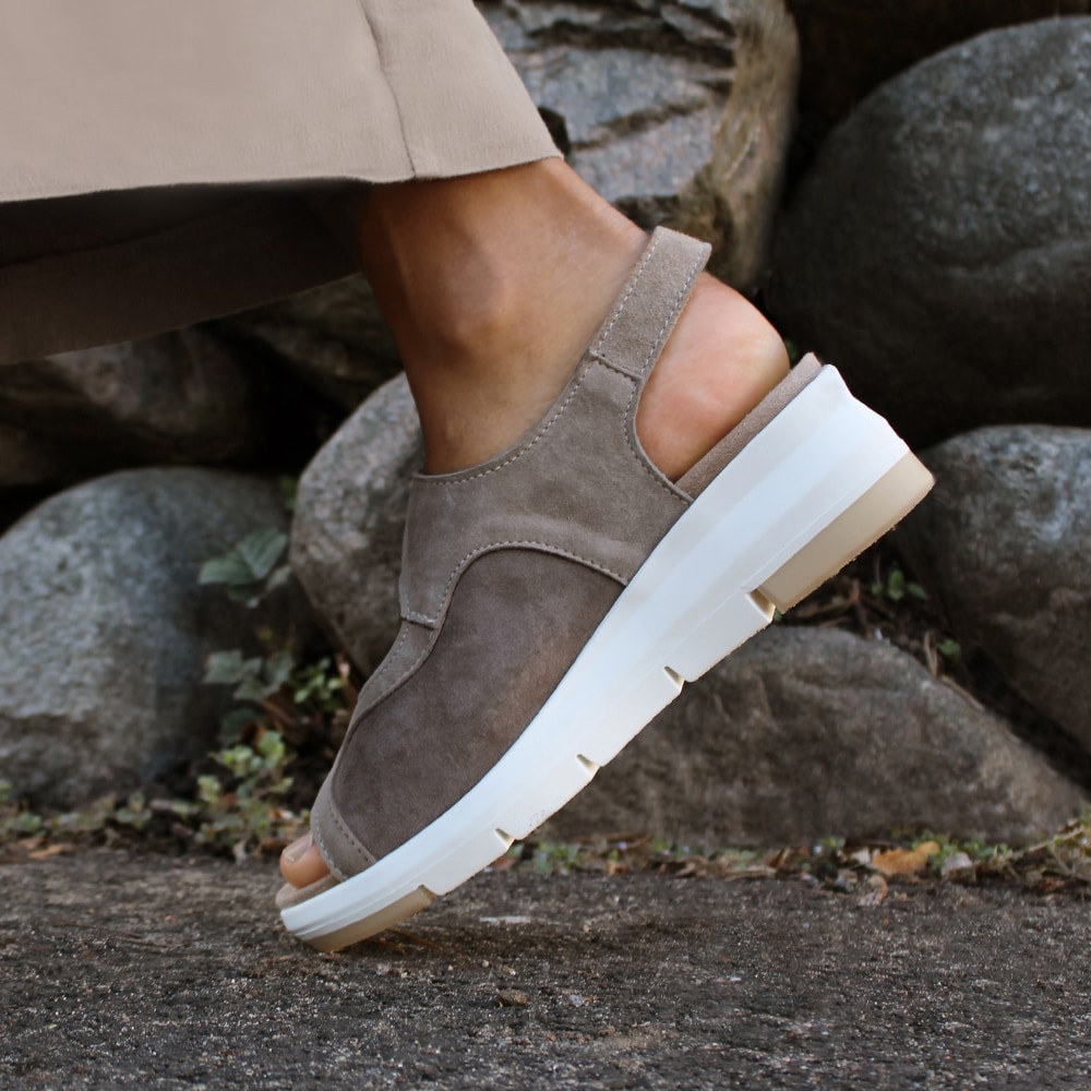 Minfot-gummi-yttersula-Bea-Sandal-Komfort-stretch-Hälrem-Mocka-Beige.jpg