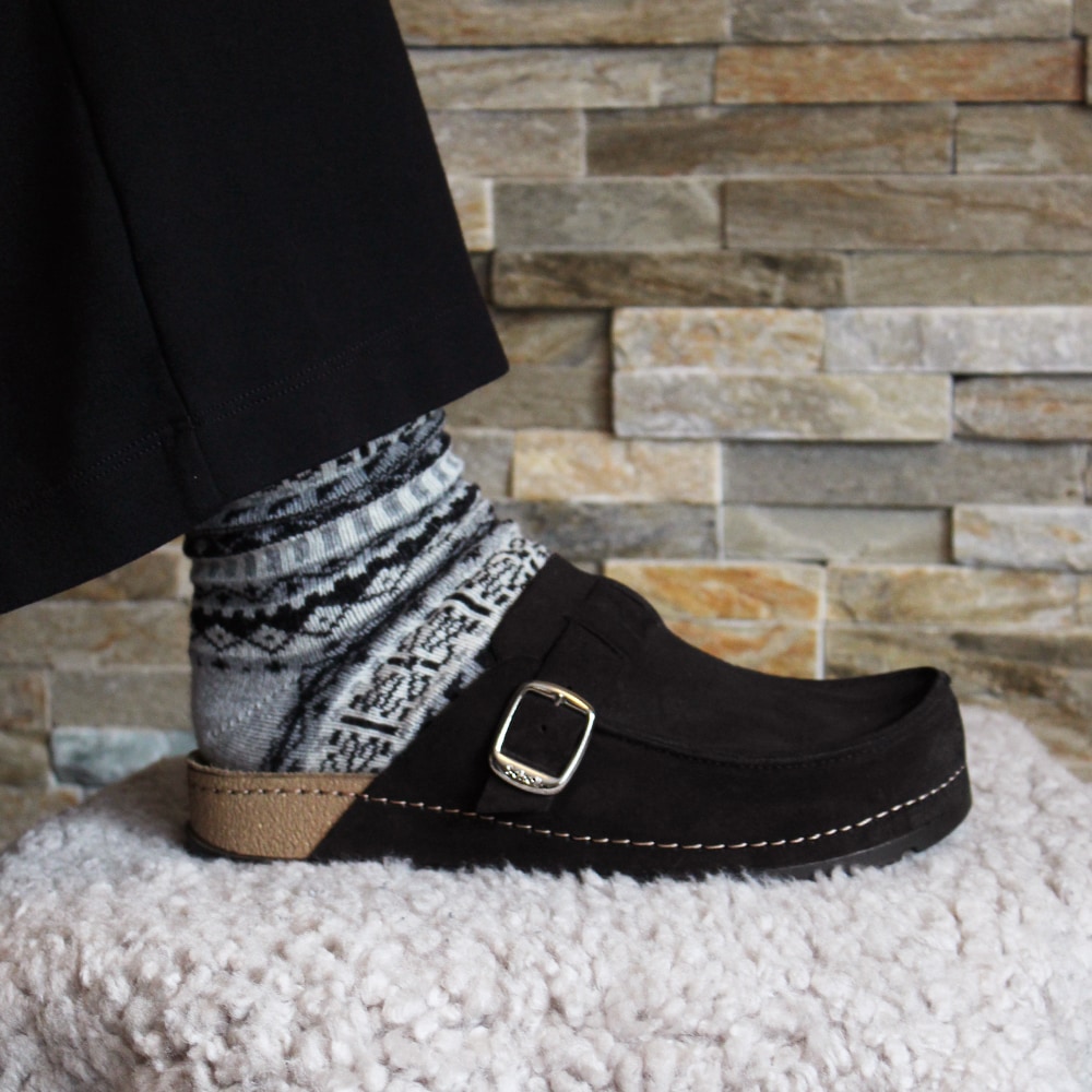 Scholl-Tofflor-Dam-Bora-Moccasin-Black-korkfotbädd-hålfotsstöd.jpg