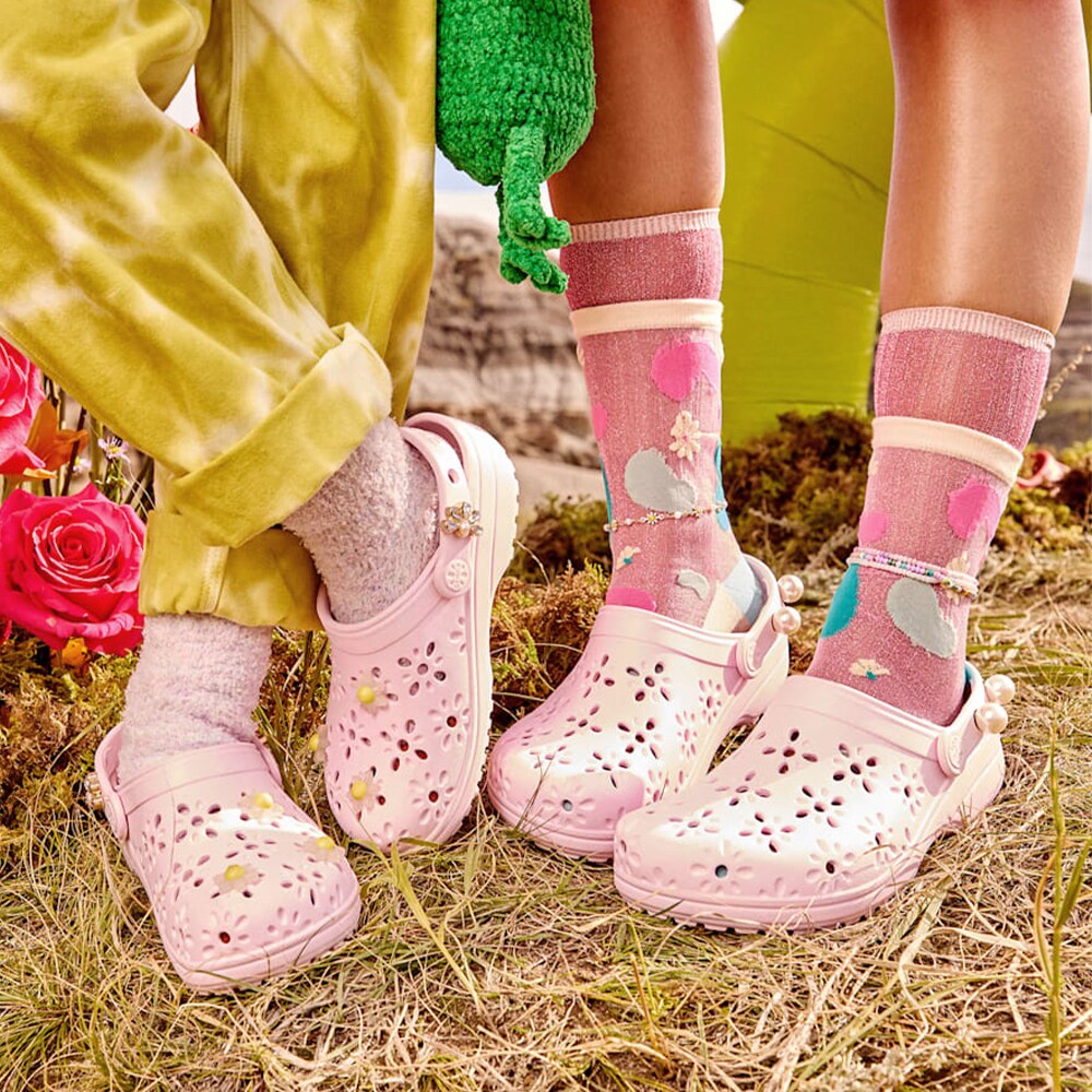 crocs-classic-floral-cut-out-pink-milk-vattentåliga.jpg