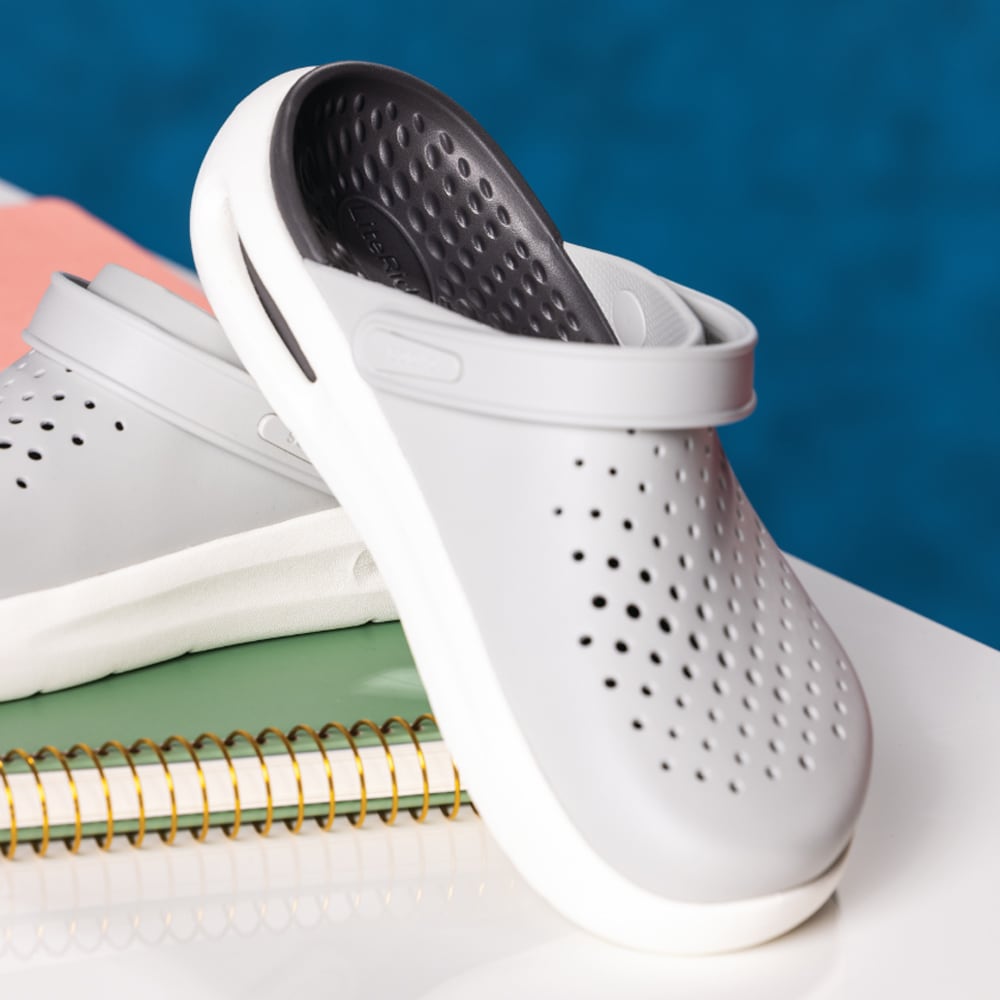 crocs-inmotion-grå-tofflor-mjuk-fotbädd-hälrem.jpg