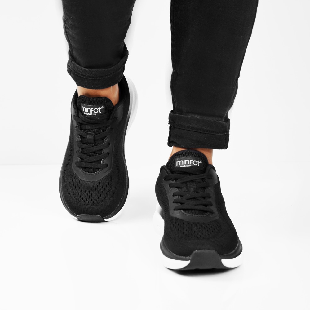 minfot-enjoy-svarta-sneakers.jpg