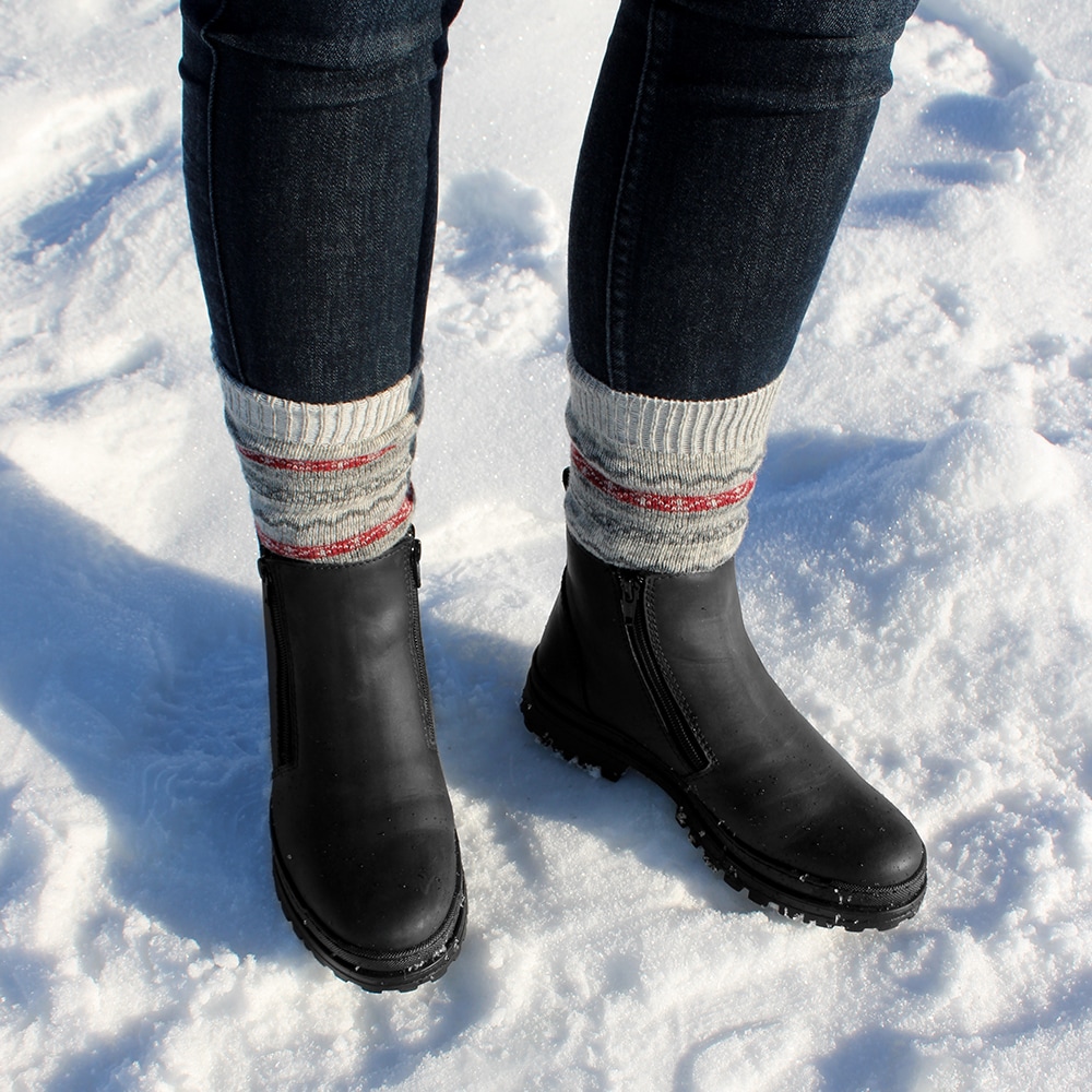 minfot-haga-svart-skinn-ull-broddskor-snö.jpg