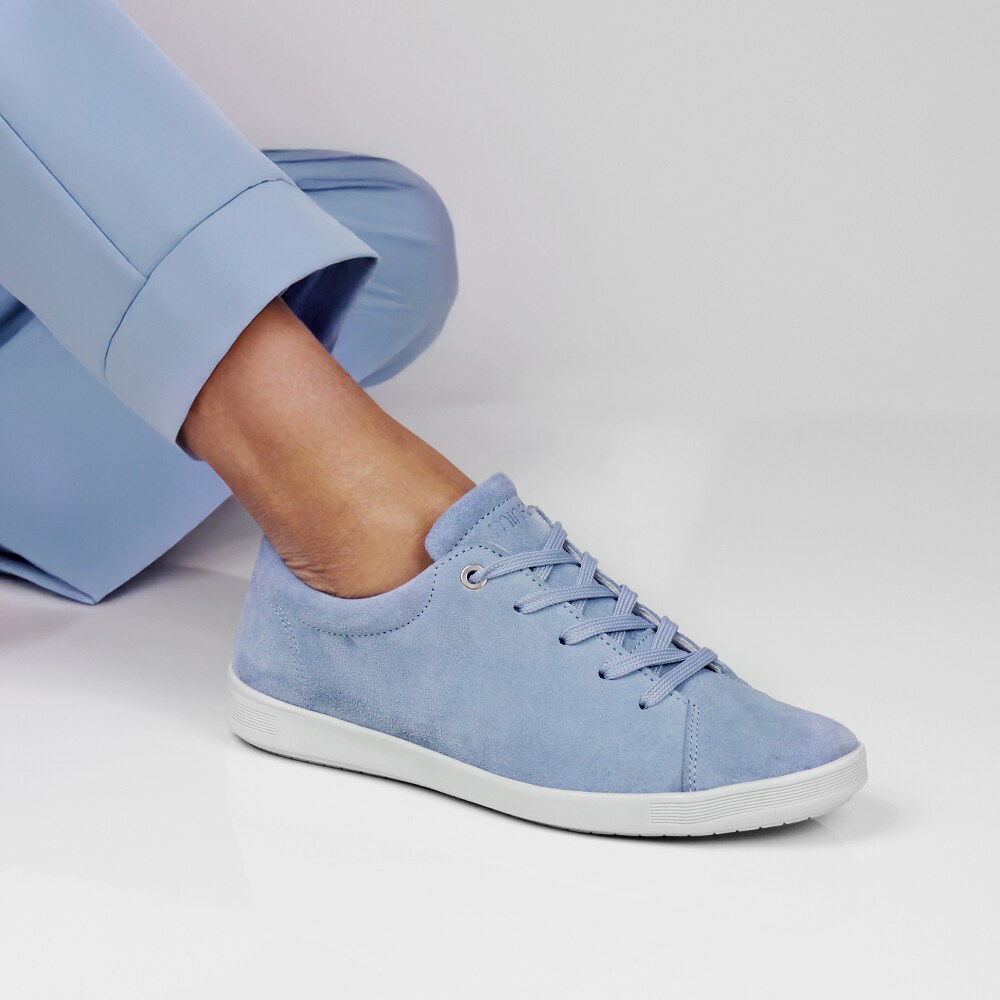 mocka-sneakers-ljusblåa-aveny-dam.jpg