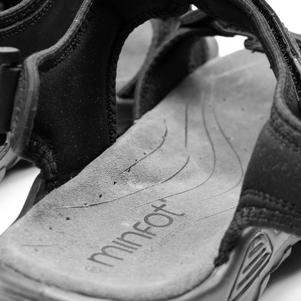 sandaler-med-hålfotsstöd--torekov-minfot-svart.jpg