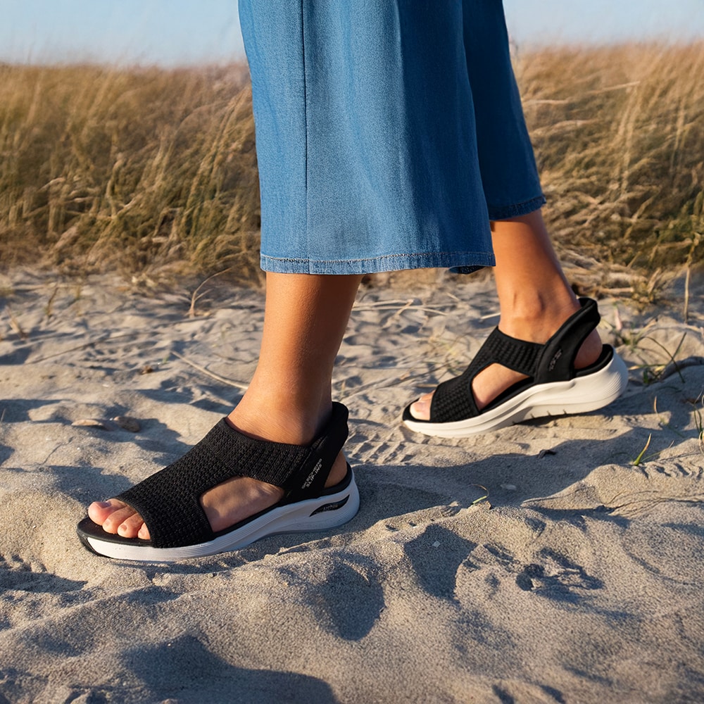 skechers-hands-free-slip-ins-sandaler-svart-vita.jpg