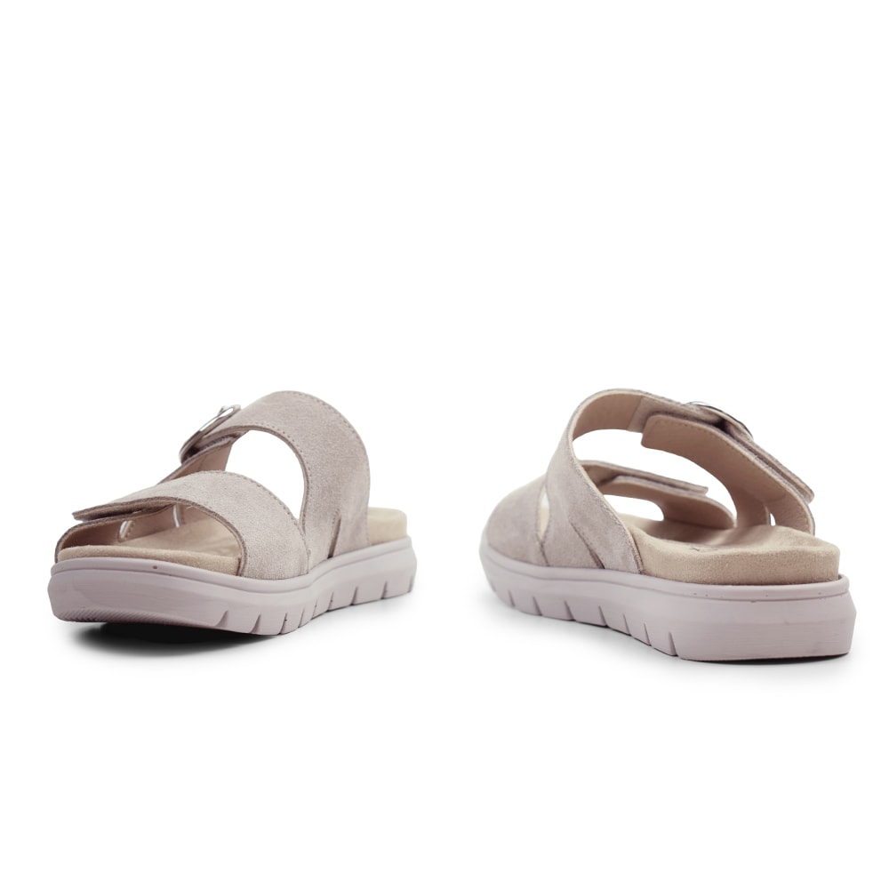 sommarsandaler-minfot-abby-tapue.jpg